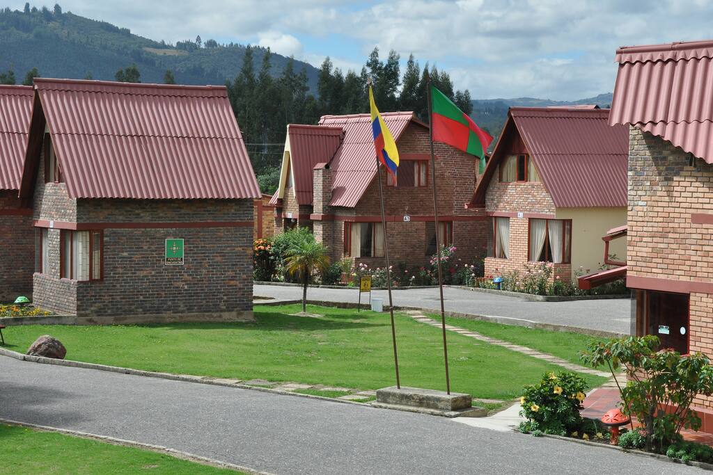 Vista panorámica del conjunto de cabañas.