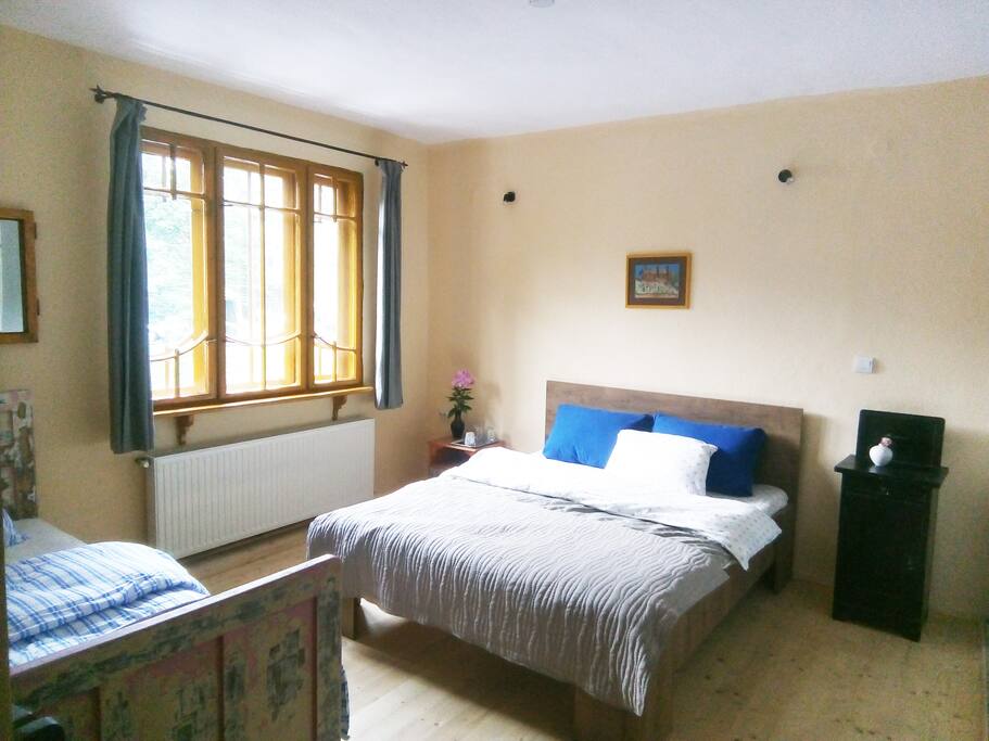 Bedroom 3: comfy queen size bed +vintage single bed + Park view