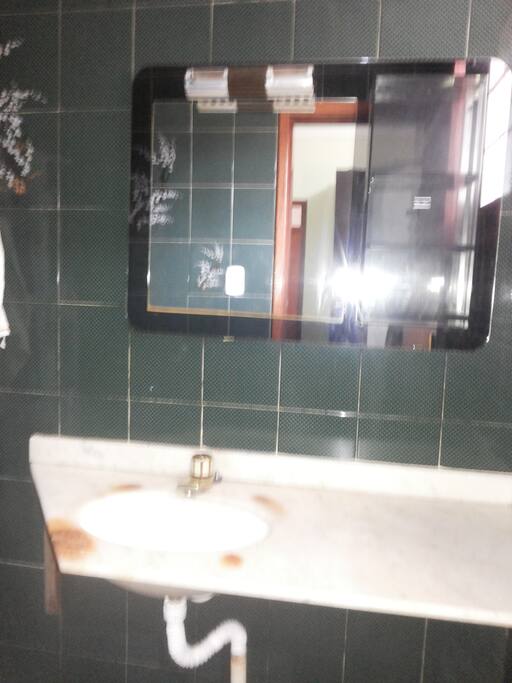 Banheiro privativo suíte.