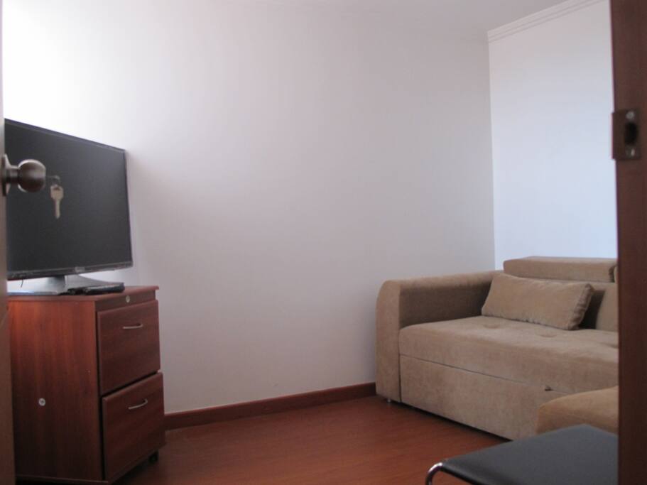 Habitación con sofá plegado