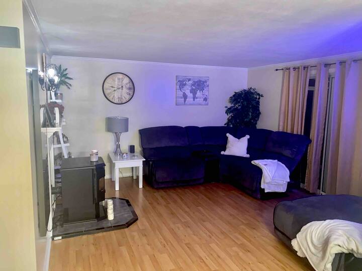 Cozy 2 bdrm, sleeps 45, wlkng trails, basketball Townhouses for Rent