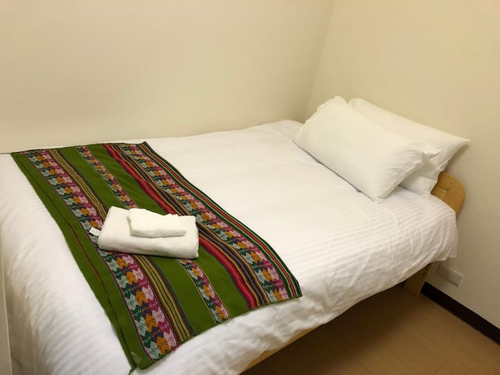 Rum3: Säng i full storlek för 1 person
Dubbelrum (& garderob, skrivbord)