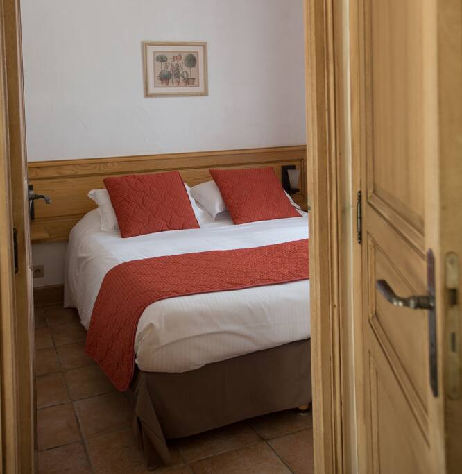 chambre à grand lit