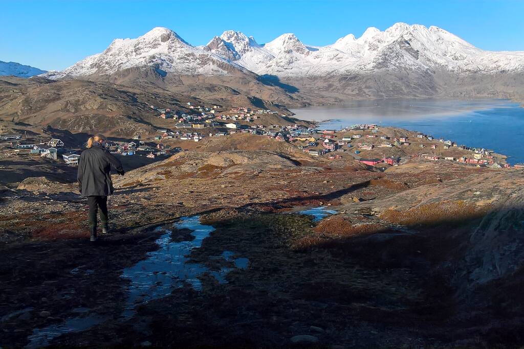 Tasiilaq set oppe fra sydfjeldet