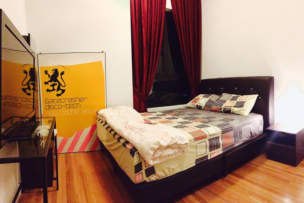 Room + attached private bathroom with 40" TV with Apple TV and Netflix
