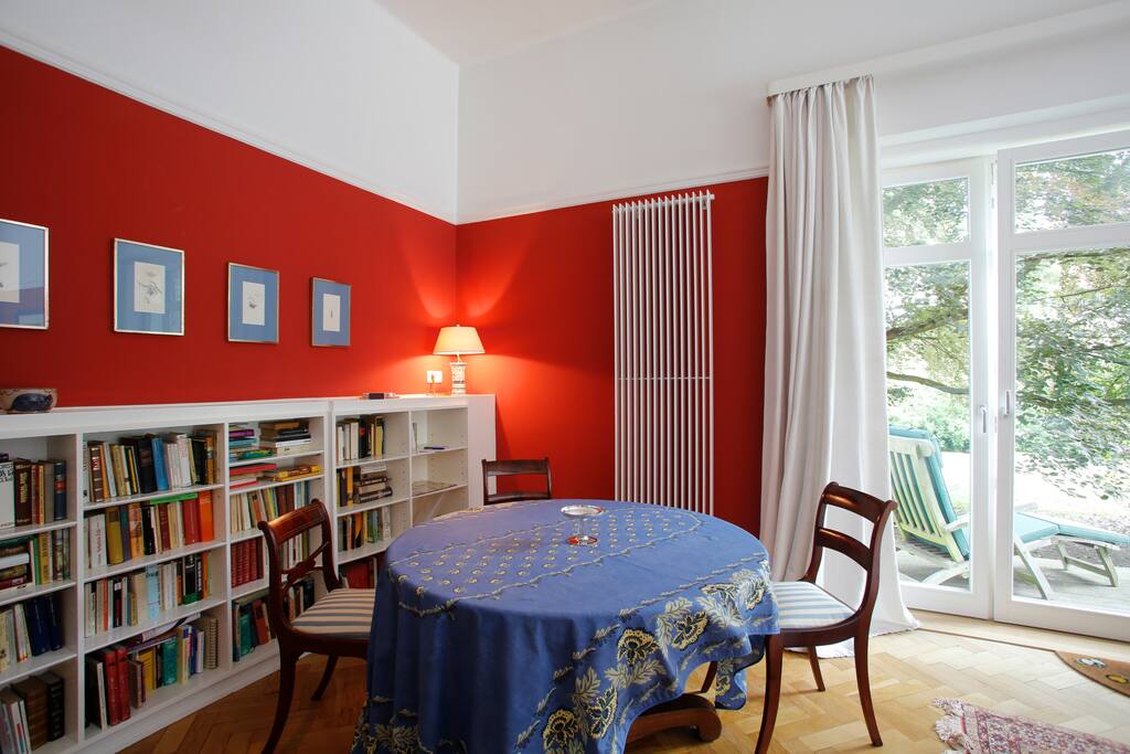 Ob zum Arbeiten oder zum Mittagessen, am Tisch ist genug Platz.
Work, dine or converse with your friends at our round table, while sitting on antique chairs.