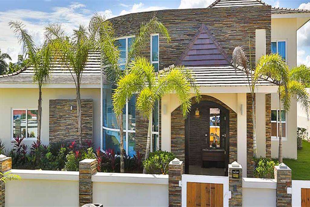 Royal Villa Exterior 3