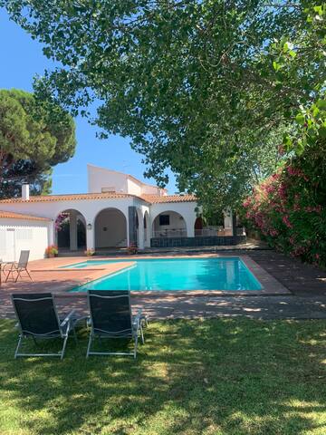 Large exclusive house with private garden and pool gallery image 2