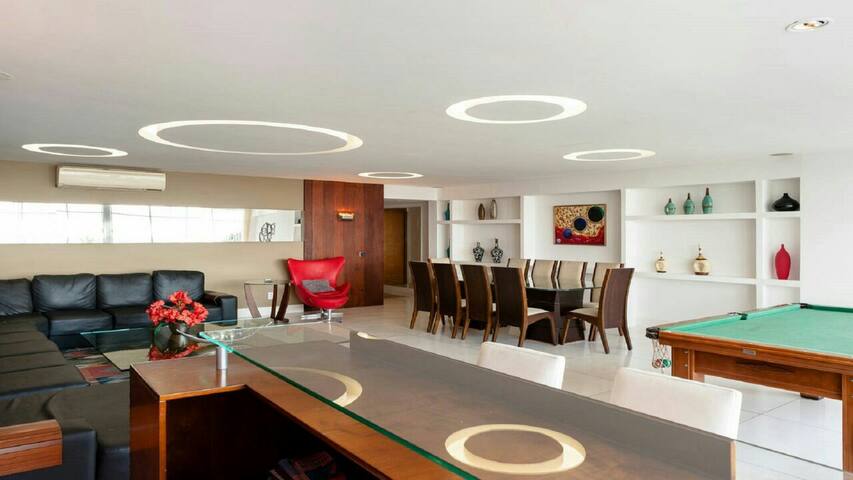 3 Ensuites in 250 m² in front beach of COPA! gallery image 2