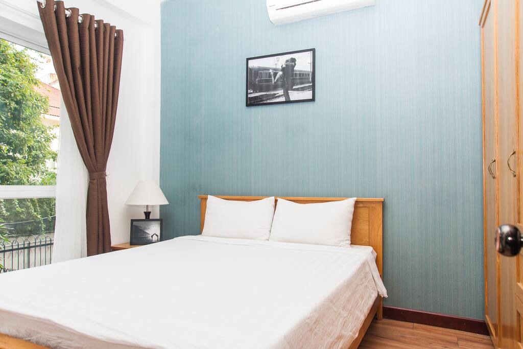 This sun-kissed room is equipped with large windows so that fresh air can sweep through.