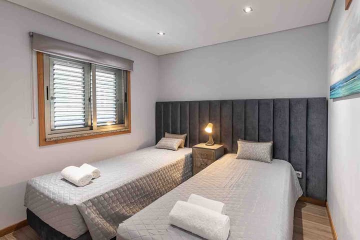 Bedroom with two beds, made of a 200x90 mattress if the guest wants, there is the possibility of adding the beds and staying with the king size bed 200x180 equipped with LED TV