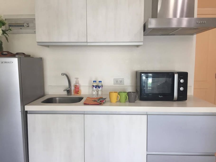 Complete kitchen amenities. You can cook in my unit