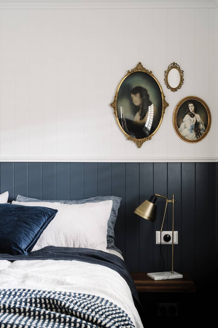 奢华的床单躺在床上