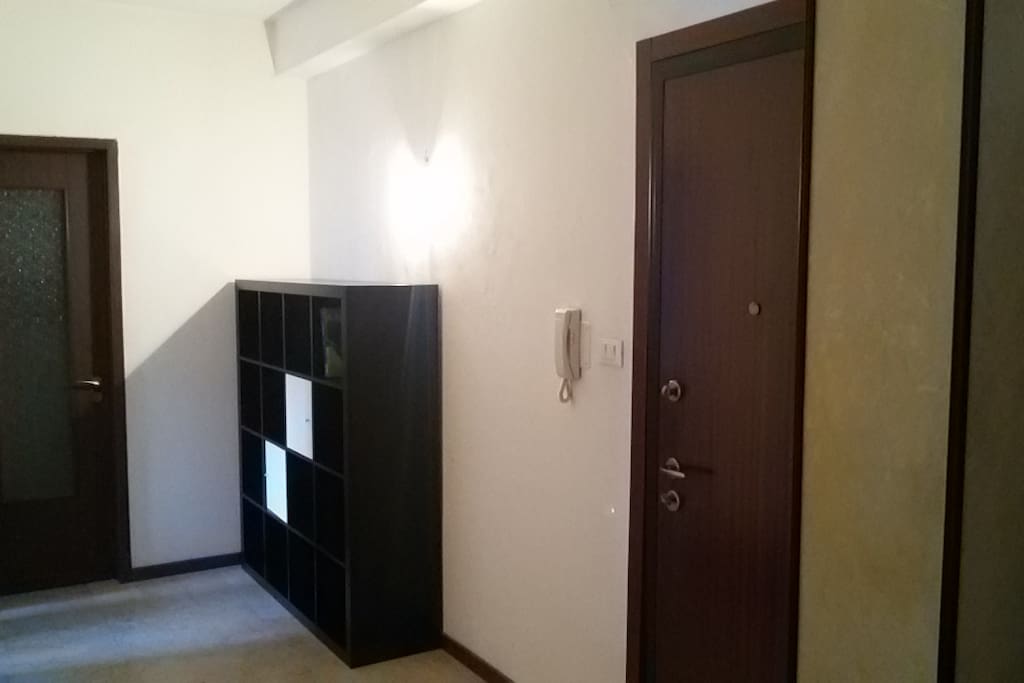 Ingresso appartamento con libreria