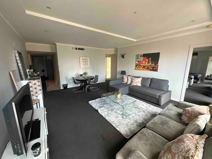 HeartCBD LUX Top Floor 2 Bedroom /Pool/Spa/GYM