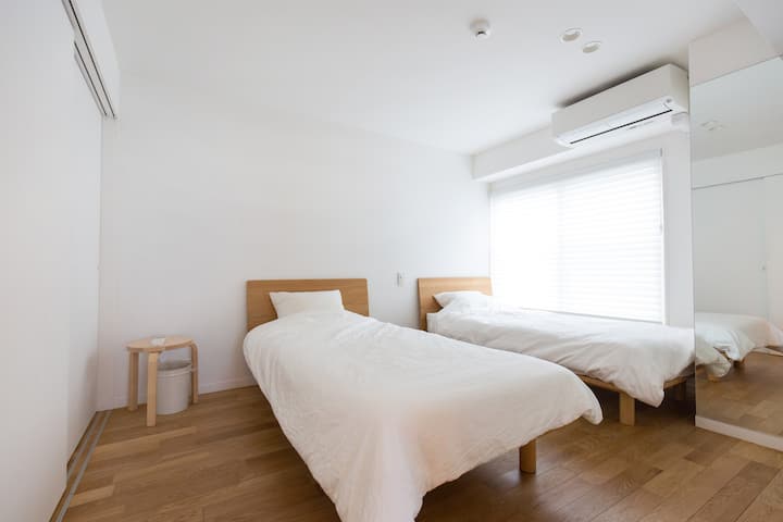 There are 2 single size beds in the bedroom. We adopted a bedcloth as hotel specifications and high quality mattresses.

寝室にはシングルサイズのベッドが２台。ベッドクロスはホテル仕様、マットレスも高品質ものを採用しました。