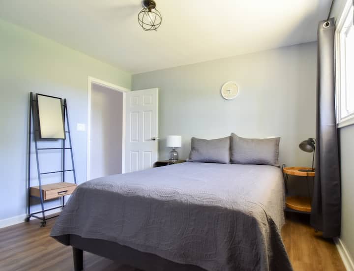 Dormitorio cuatro con cama tamaño queen súper cómoda y lujosas sábanas Gluckstein de 700 hilos.