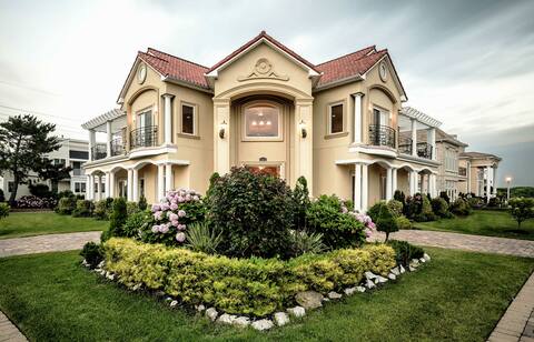 Mediterranean Mansion by the Sea-Pool.  Sleeps 18.