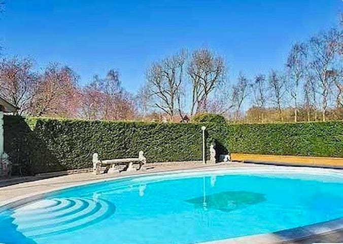 Frog Corner C16th House & Landscaped Gardens