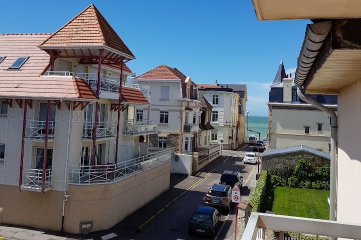 Warm sea view apartment with balcony