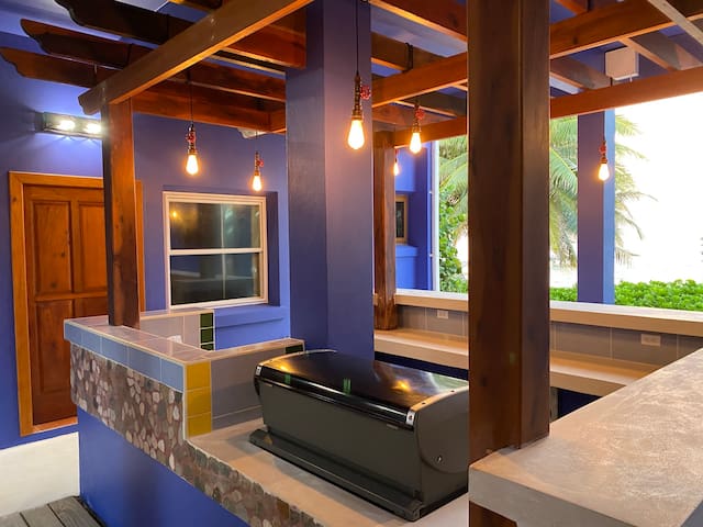 Private 5 bedroom beach house close to town. gallery image 4