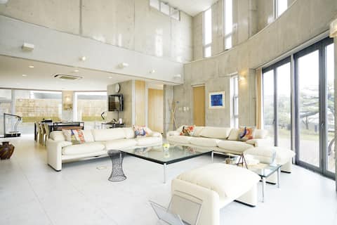 [Entire 3-story luxury home] Modern and stylish/accommodates 16 people/8 vehicles allowed/sauna/many