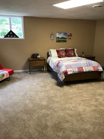 Lower level apt suite w/ bedroom, kitchen & bath