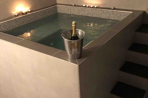 Chic Bohemian App/Private Jacuzzi at the gates of Nimes