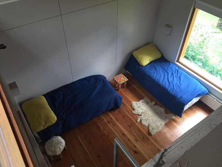 Segunda habitación para dos personas vista desde el entrepiso