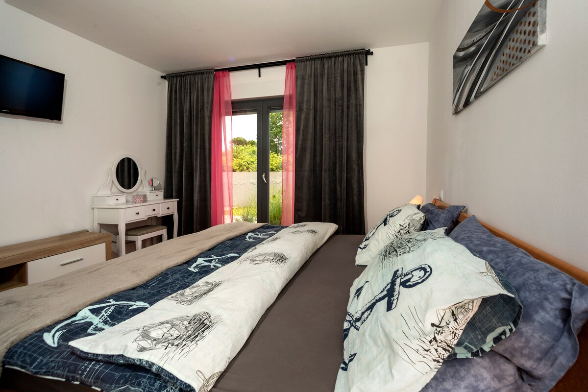 Основната спалня има двойно легло king size, както и бюро, подходящо или за бюро за грим, или офис бюро. Телевизорът на стената е свързан с основни услуги.