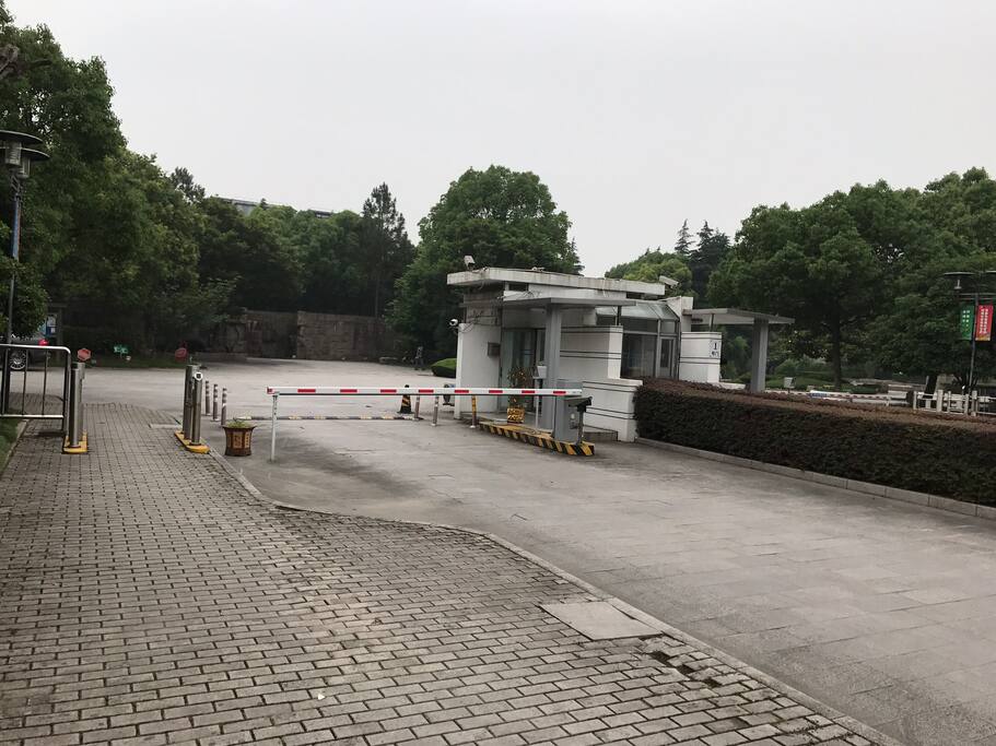 小区龙东大道入口