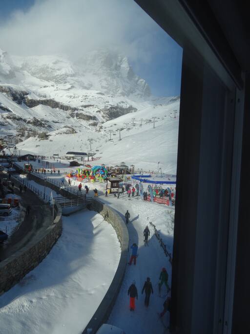 il campetto dalla finestra. ski arriving from window