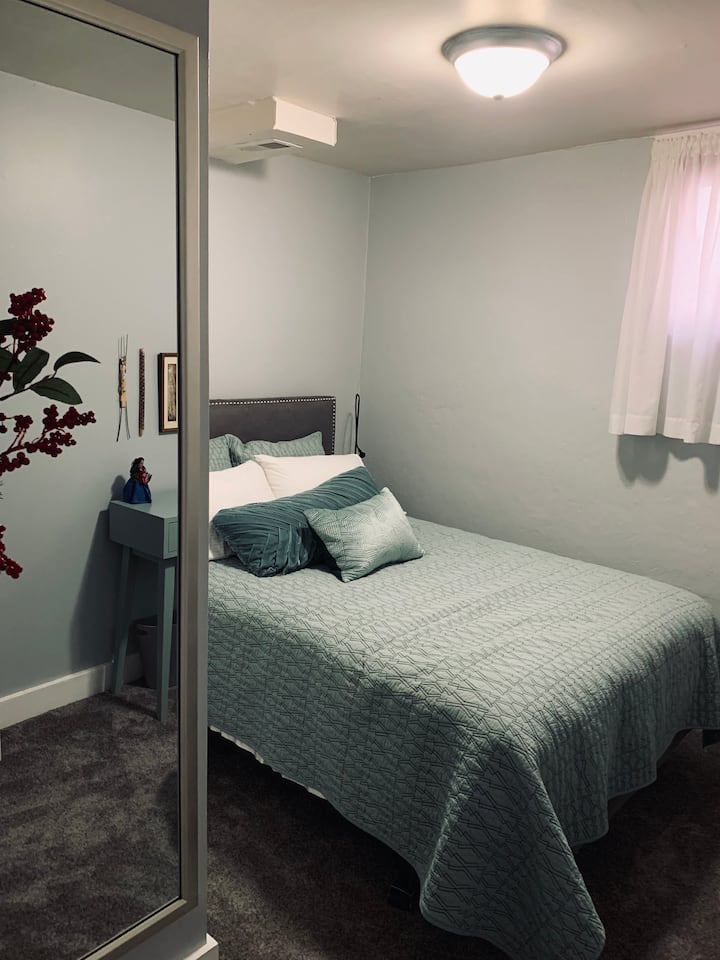 Cama de tamaño completo en la habitación privada de abajo.