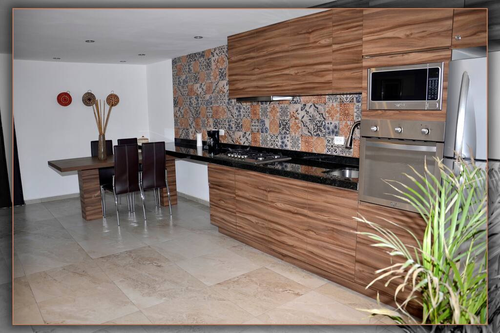 VISTA DE COCINA Y COMEDOR