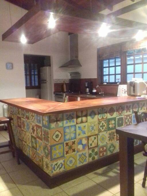 visão da cozinha e dispensa.
