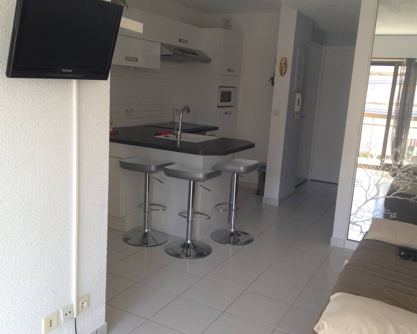 cuisine équipée comprenant lave vaisselle, four, micro onde, plaque électrique, frigo avec freezer