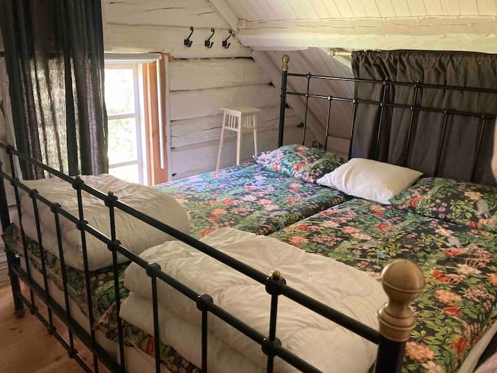 Dhoma e gjumit nr. 1 në vilën lart. Një krevat dopio 180 cm.