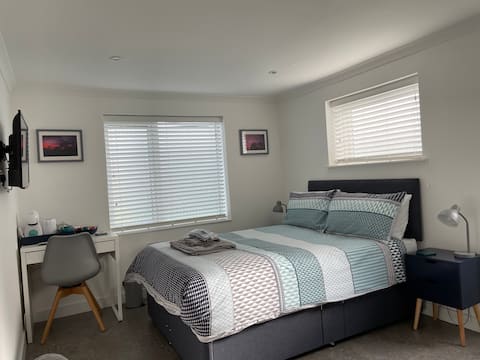 Successful Airbnb property: Private Annexe - double bedroom with en-suite in Cheltenham