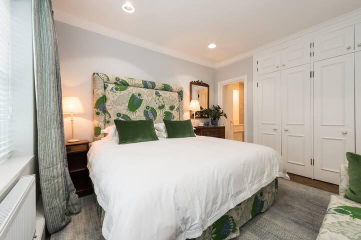 South Kensington, Fantastic 2 Bedroom Apartment gallery image 3