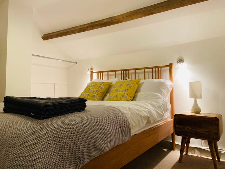 Dormitorio 1: con una nueva cama doble, mesita de noche, riel colgante y cómoda. 