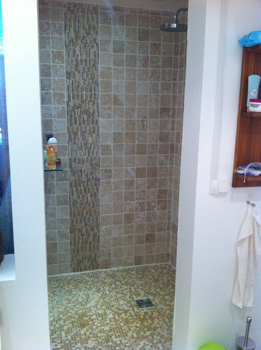 La douche à l'italienne spacieuse (très agréable)
