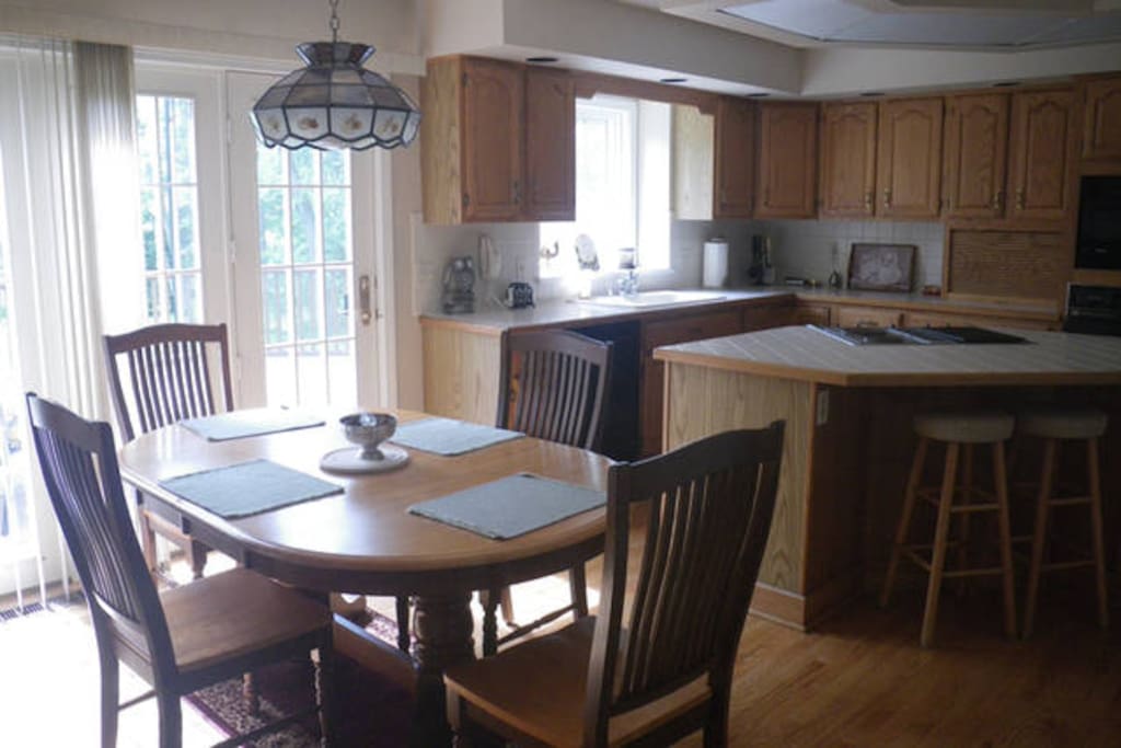 Large Eat-in Kitchen