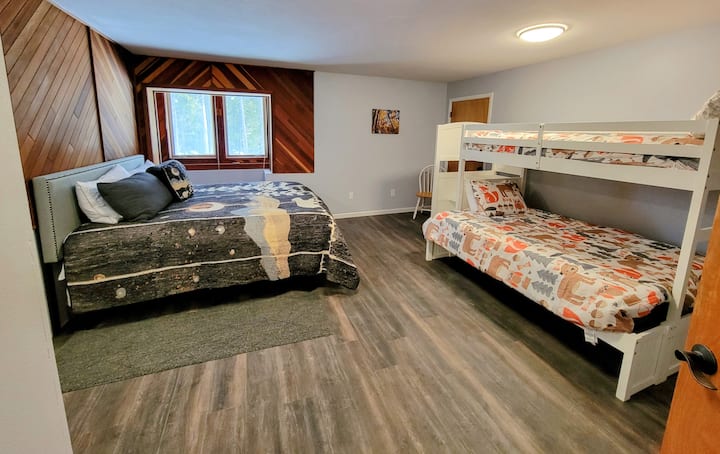 Suite familiar con cama tamaño king y dos camas individuales sobre una litera completa para niños (la litera superior solo admite 60 libras o menos)