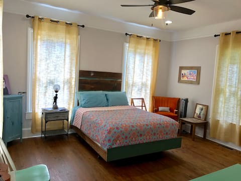 Top Airbnb: Private Entrance Suite & Full Bath w/ Kitchenette in Cabbagetown