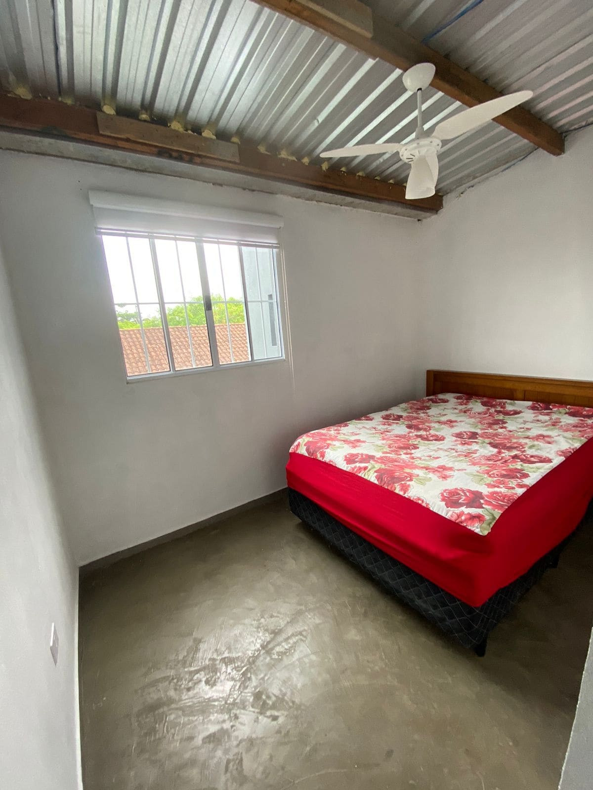 Druga spavaća soba na katu s bračnim krevetom.