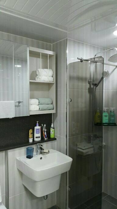 수건과 간단한 세면도구가 제공됩니다 / Towels & Toiletry