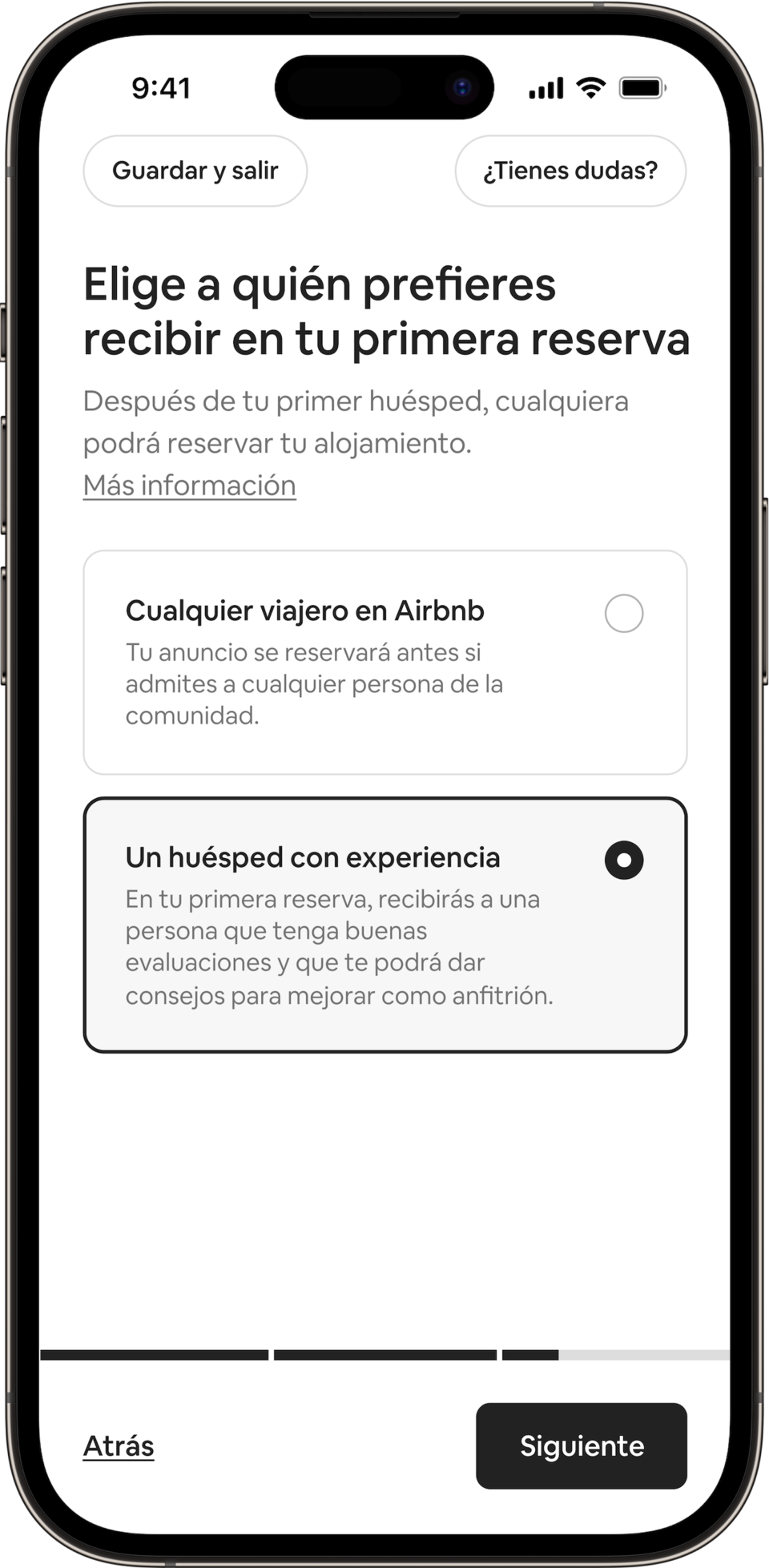 La pantalla de un móvil muestra un título que dice: «Elige a quién prefieres recibir en tu primera reserva». Los anfitriones tienen dos opciones: pueden recibir a cualquier huésped en Airbnb o pueden elegir a aquellos que tengan experiencia en la plataforma. Se ha seleccionado el botón de huésped con experiencia.
