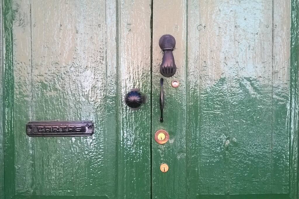 Puerta antigua madera, acceso casa