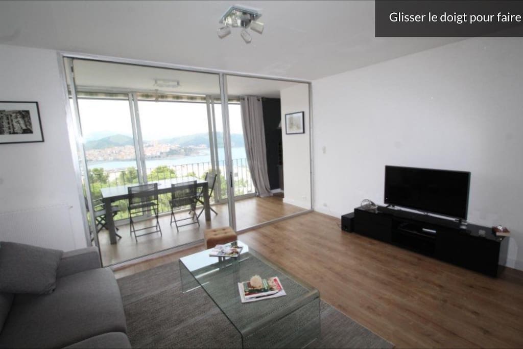 Salon avec TV et barre de son.