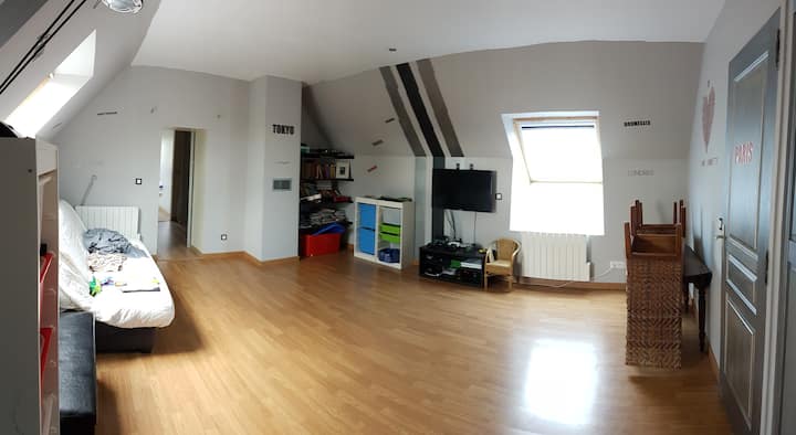 Herňa s rozkladacou pohovkou na podlahu